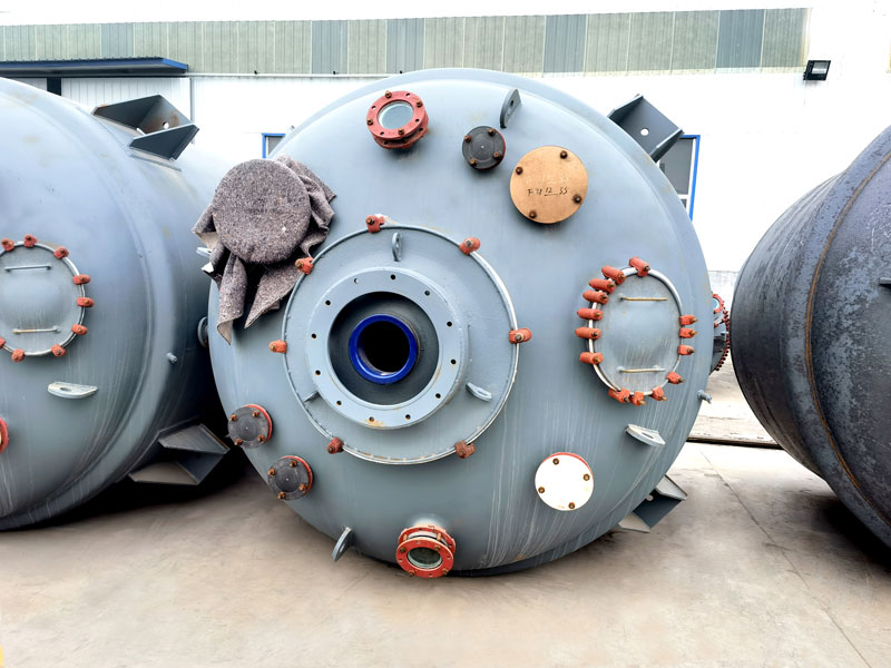 搪瓷设备严禁用人孔做固体物料的加入孔